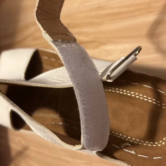 EUC,WHITE sandals,size 8M,worn once,very lightweight,faux LEATHER, Velcro strap - Picture 10 of 13